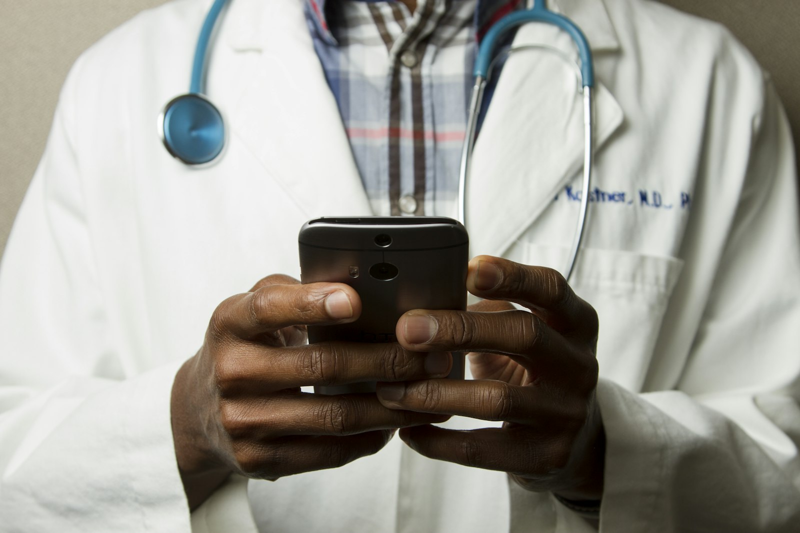 Médica sorridente da Clínica Vitalis acolhendo pacientes no consultório